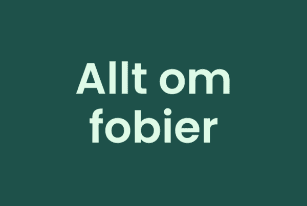 Text på svenska mot en mörkgrön bakgrund lyder: Allt om fobier, vilket erbjuder insikter och information för alla som är nyfikna på fobier.