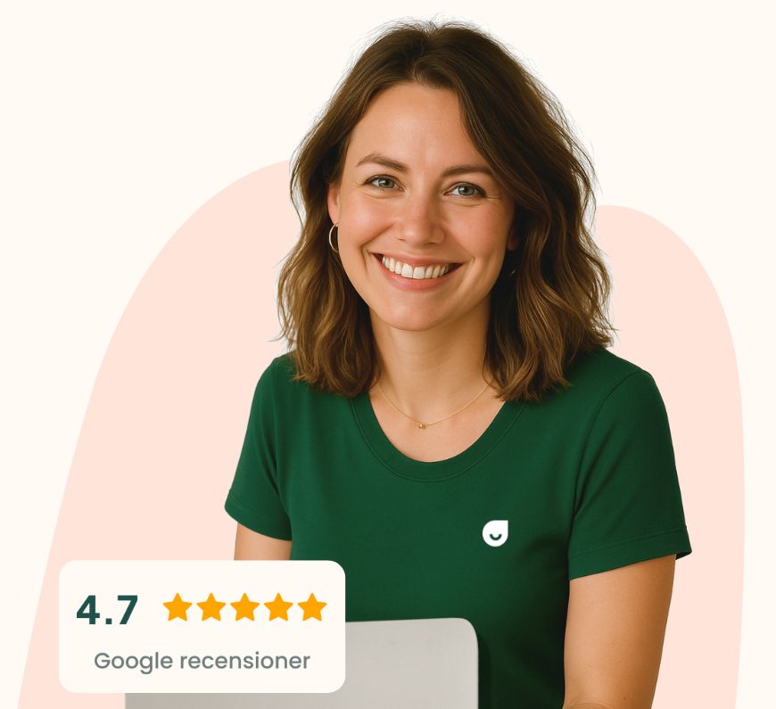 En leende kvinna med axellångt brunt hår i en grön t-shirt sitter framför en ljus bakgrund. En grafik i hörnet markerar ett 4,7-stjärnigt betyg och texten "Googles recensioner" för psykologtjänster online.