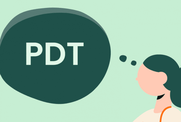 Illustration av en person med hästsvans som tänker, visat av en tankebubbla som innehåller bokstäverna "pdt" mot en grön bakgrund.