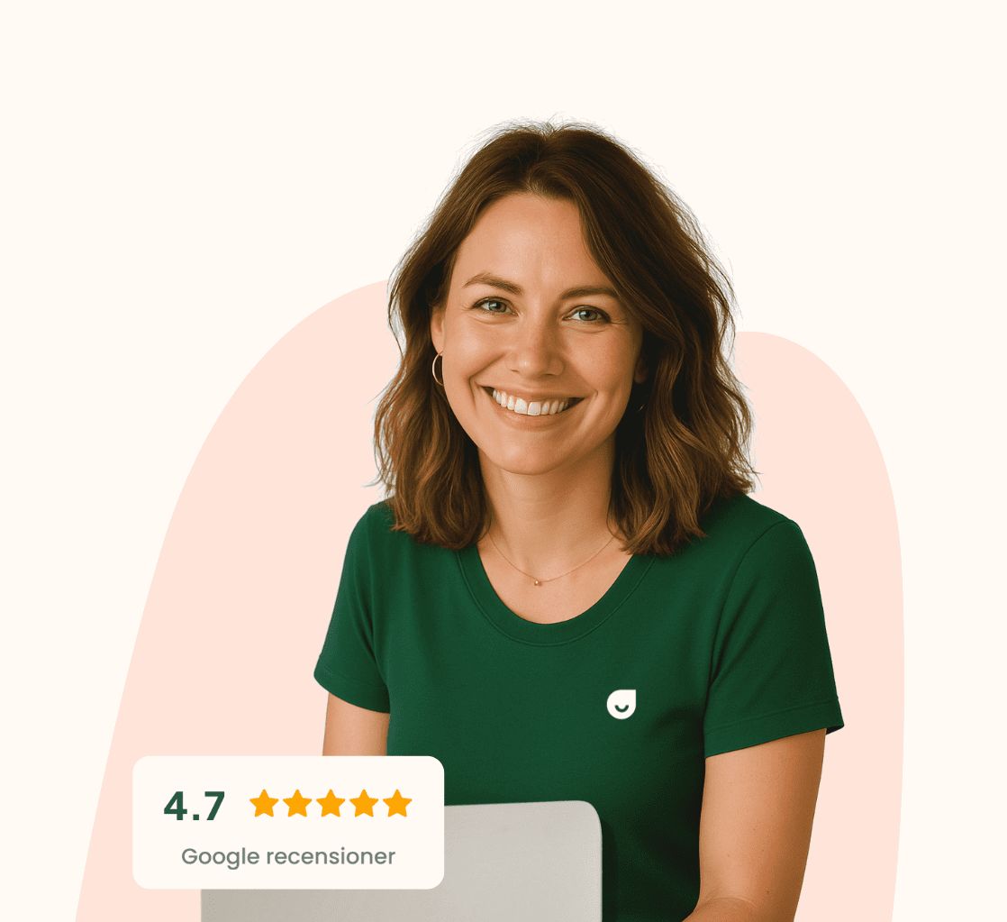 En kvinna med axellångt brunt hår och en grön skjorta ler mot kameran. I hörnet visar en Google-recension ett 4,7-stjärnigt betyg. Hon sitter framför en ljus bakgrund med en mjuk rosa accent.