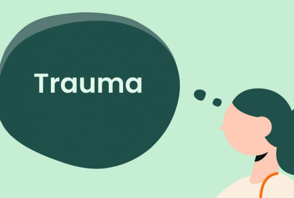 Illustration av en person med mörkt hår och en tankebubbla som innehåller ordet Trauma, som markerar svårigheter som agorafobi, mot en ljusgrön bakgrund.
