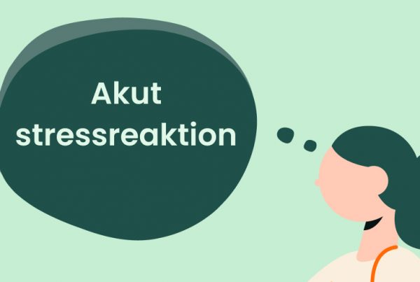 Illustration av en mörkhårig person med en pratbubbla som säger "Akut stressreaktion" på en ljusgrön bakgrund, som belyser sambandet mellan högt blodtryck och stress.