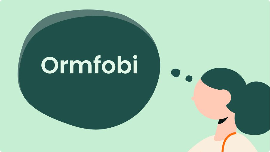 Illustration av en person med mörkt hår i hästsvans som tittar på en stor mörkgrön pratbubbla innehållande ordet Ormfobi på en ljusgrön bakgrund - perfekt för teman som rädsla eller scenskräck.