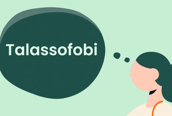 Illustration av en person med mörkt hår som tänker, visat av en tankebubbla som innehåller ordet Talassofobi och ett omnämnande av spindelfobi, mot en ljusgrön bakgrund.