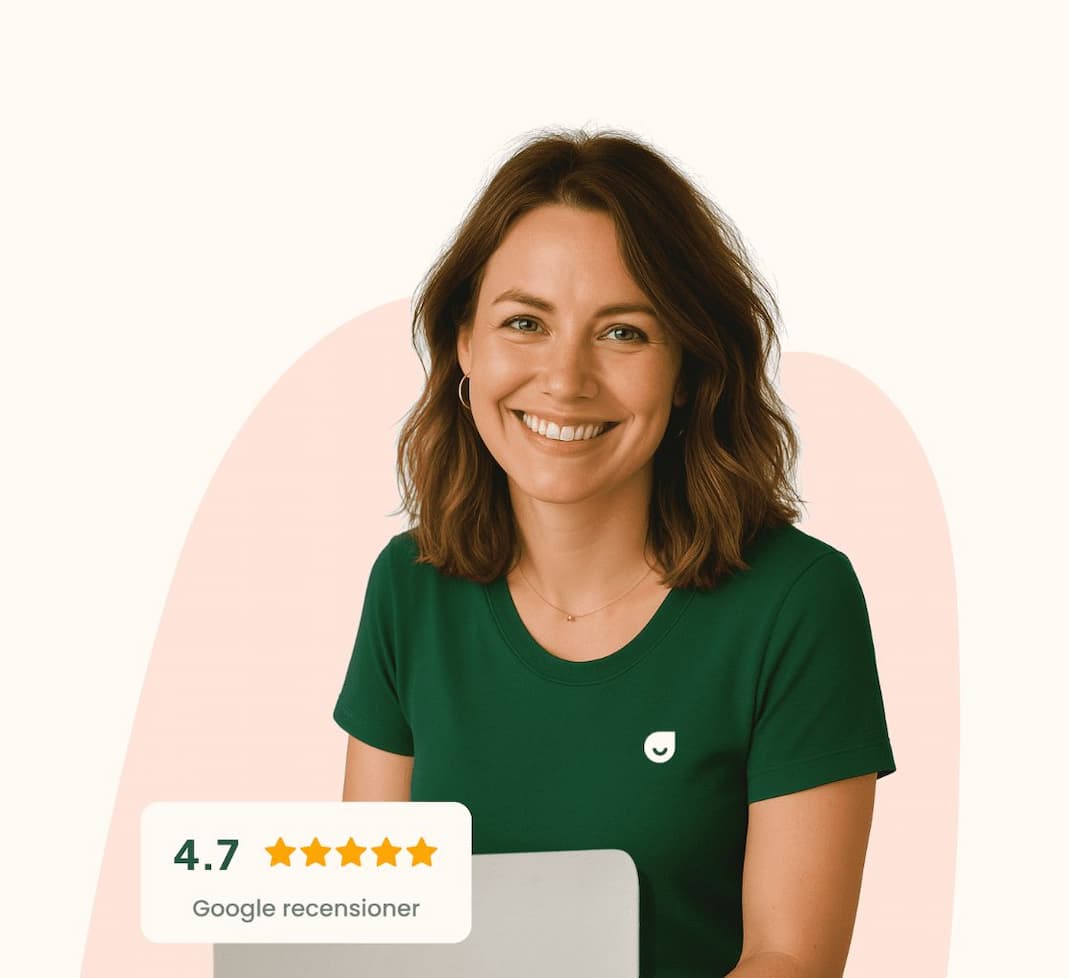 En leende kvinna med axellångt brunt hår och grön t-shirt sitter framför en ljus bakgrund. En grafik visar en 4,7-stjärnig Google-recension i det nedre vänstra hörnet.