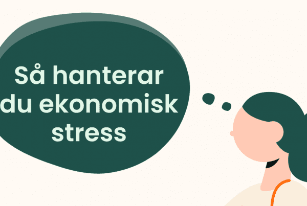 Illustration av en person med mörkgrönt hår och orange väska som tittar på en pratbubbla med texten "Så hanterar du ekonomisk stress", som lyfter fram tips för att hantera ekonomisk stress.
