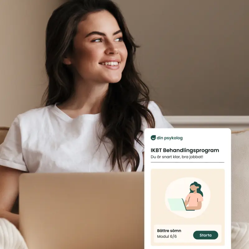 En leende kvinna med långt brunt hår sitter i en soffa med en bärbar dator i knät. Ett appgränssnitt bredvid hennes skärm visar IKBT Behandlingsprogram och Bättre sömn, med en förloppsindikator och en ”Starta”-knapp.